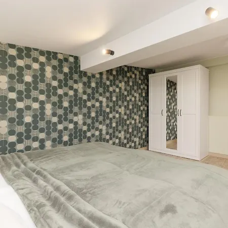 Colorful With Two Bedrooms In Center By Renters *