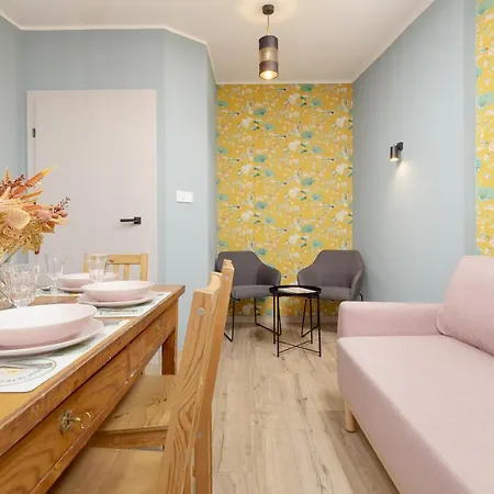 Colorful With Two Bedrooms In Center By Renters Apartment *