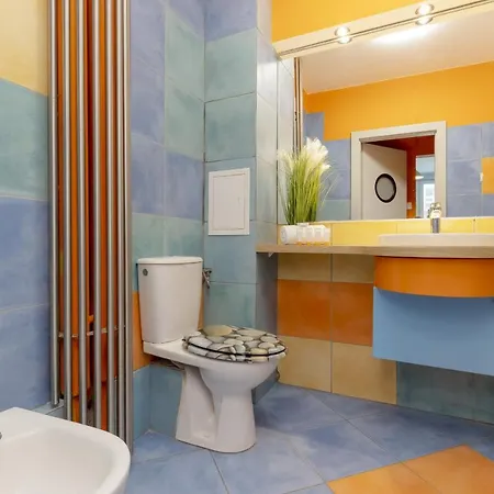 Colorful With Two Bedrooms In Center By Renters