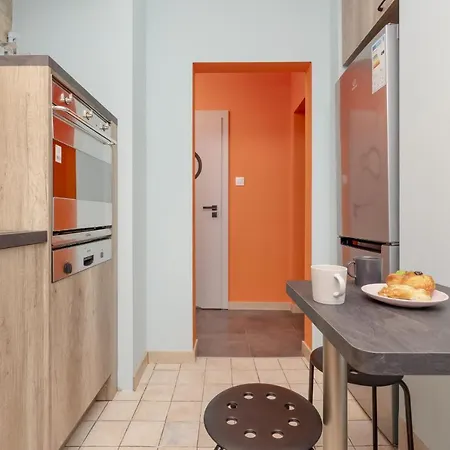 Colorful With Two Bedrooms In Center By Renters Lejlighed