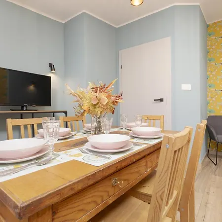 Colorful With Two Bedrooms In Center By Renters *